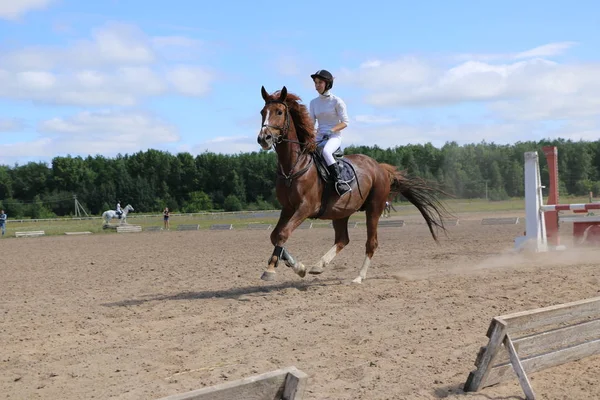 Yoshkar-Ola, RUSIA, 29 de julio de 2018: Carreras de caballos y saltos — Foto de Stock