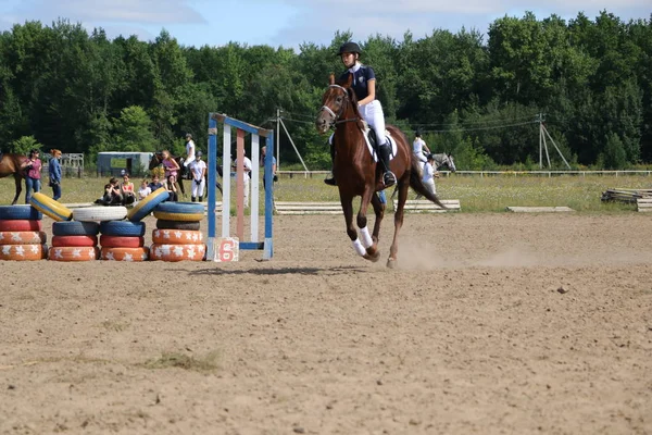 Yoshkar-Ola, RUSIA, 29 de julio de 2018: Carreras de caballos y saltos —  Fotos de Stock