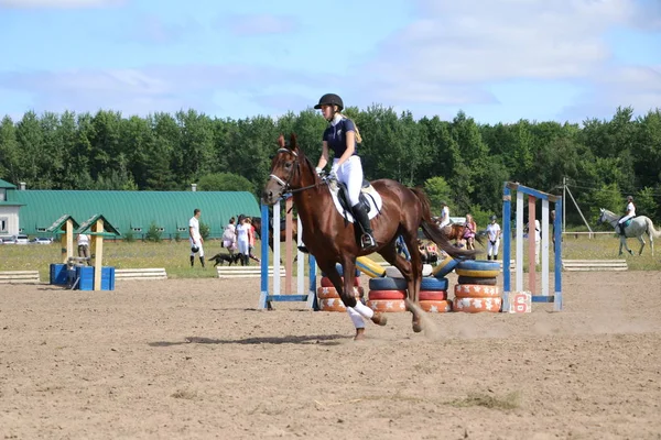 Yoshkar-Ola, Ryssland, 29 juli 2018: Hästkapplöpning och hoppa på — Stockfoto