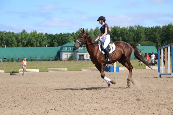 Yoshkar-Ola, RUSIA, 29 de julio de 2018: Carreras de caballos y saltos —  Fotos de Stock