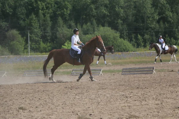 Yoshkar-Ola, Rusland, juli 29, 2018: Paardenrennen en springen op — Stockfoto