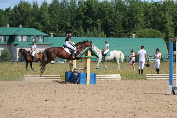 Yoshkar-Ola, RUSSIA, July 29, 2018: Horse racing and jumping on — Stock Photo, Image