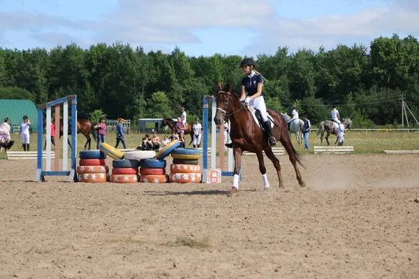 Yoshkar-Ola, RUSSIA, July 29, 2018: Horse racing and jumping on — Stock Photo, Image