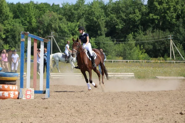 Yoshkar-Ola, RUSSIA, 29 de julho de 2018: Corrida de cavalos e salto — Fotografia de Stock