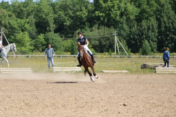 ヨシュカル ・ オラ ロシア、2018 年 7 月 29 日: 競馬とにジャンプ — ストック写真