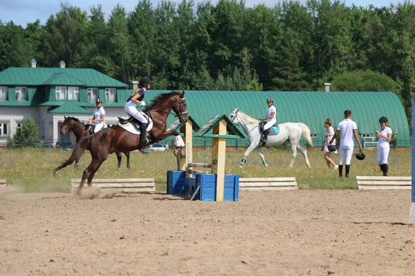 Yoshkar-Ola, RUSSIA, 29 luglio 2018: Corse di cavalli e salti — Foto Stock