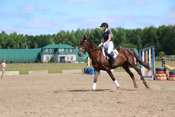 Yoshkar-Ola, RUSSIA, July 29, 2018: Horse racing and jumping on — Stock Photo, Image