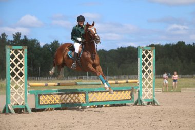 Yoshkar-Ola, Rusya, 29 Temmuz 2018: At yarışı ve atlama 