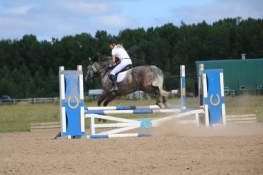 Yoshkar-Ola, Rusya, 29 Temmuz 2018: At yarışı ve atlama 