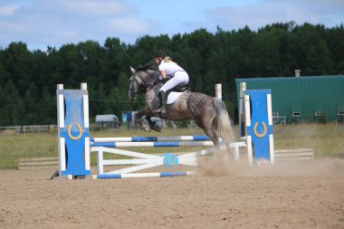 Yoshkar-Ola, Rusya, 29 Temmuz 2018: At yarışı ve atlama 