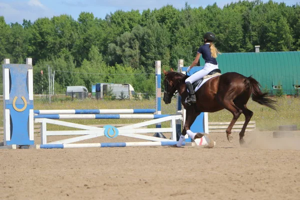 ヨシュカル ・ オラ ロシア、2018 年 7 月 29 日: 競馬とにジャンプ — ストック写真