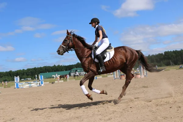 ヨシュカル ・ オラ ロシア、2018 年 7 月 29 日: 競馬とにジャンプ — ストック写真