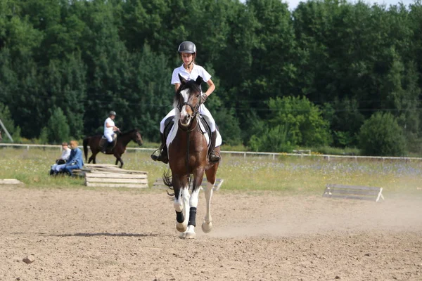 Yoshkar-Ola, RUSSIA, July 29, 2018: Horse racing and jumping on — Stock Photo, Image