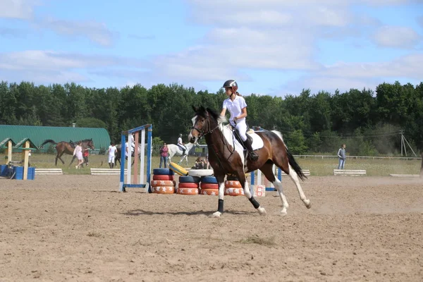 Yoshkar-Ola, RUSSIA, 29 de julho de 2018: Corrida de cavalos e salto — Fotografia de Stock