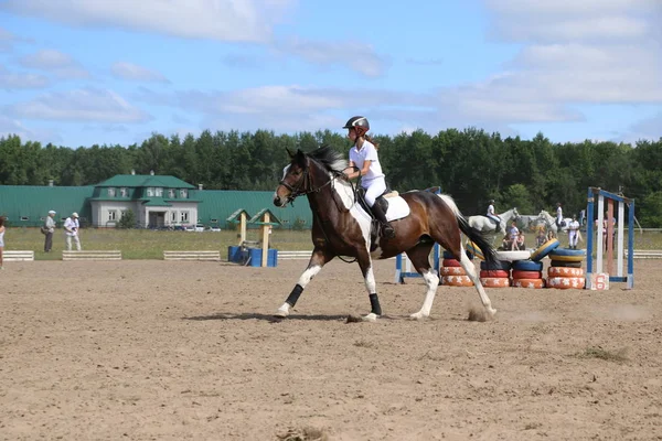 Yoshkar-Ola, RUSIA, 29 de julio de 2018: Carreras de caballos y saltos —  Fotos de Stock