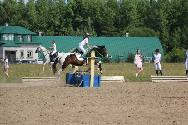 ヨシュカル ・ オラ ロシア、2018 年 7 月 29 日: 競馬とにジャンプ — ストック写真