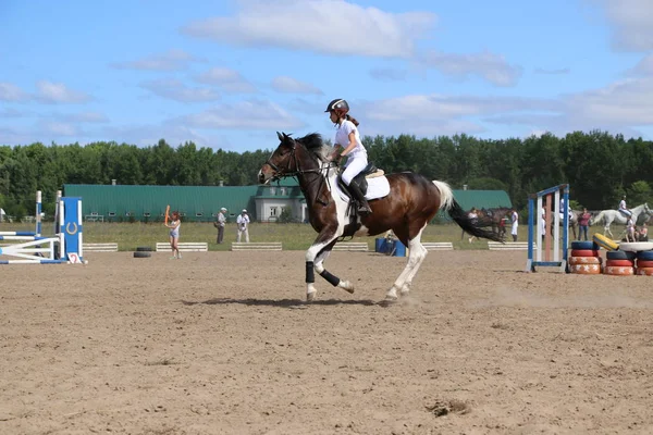 Yoshkar-Ola, RUSIA, 29 de julio de 2018: Carreras de caballos y saltos —  Fotos de Stock