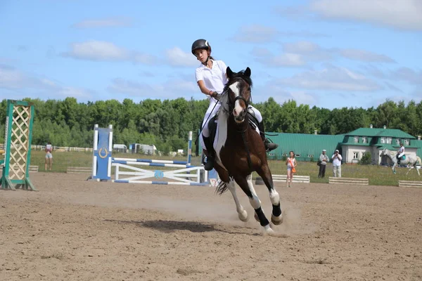 Yoshkar-Ola, RUSSIE, 29 juillet 2018 : Courses hippiques et sauts — Photo