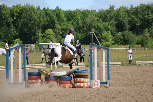 Yoshkar-Ola, Rusland, juli 29, 2018: Paardenrennen en springen op — Stockfoto