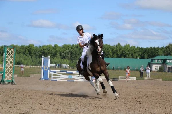 Yoshkar-Ola, RUSSIA, 29 de julho de 2018: Corrida de cavalos e salto — Fotografia de Stock