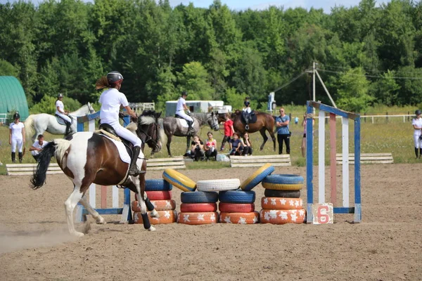 Yoshkar-Ola, Ryssland, 29 juli 2018: Hästkapplöpning och hoppa på — Stockfoto