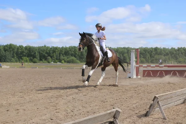 Yoshkar-Ola, RUSSIA, 29 de julho de 2018: Corrida de cavalos e salto — Fotografia de Stock