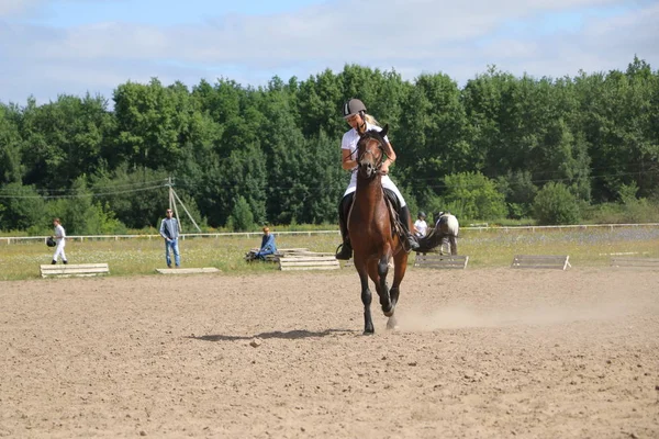 Yoshkar-Ola, Ryssland, 29 juli 2018: Hästkapplöpning och hoppa på — Stockfoto