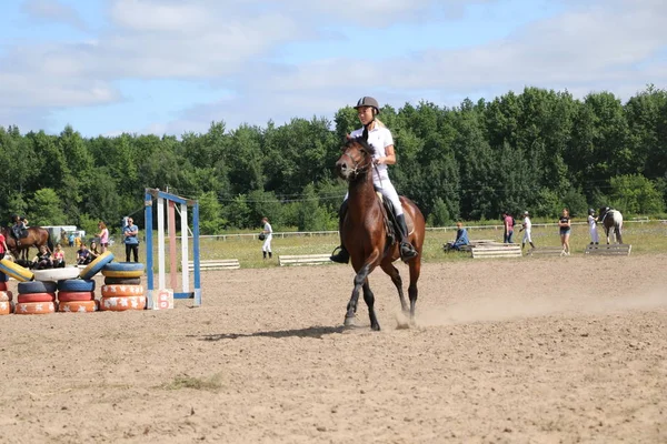 Yoshkar-Ola, Rusland, juli 29, 2018: Paardenrennen en springen op — Stockfoto