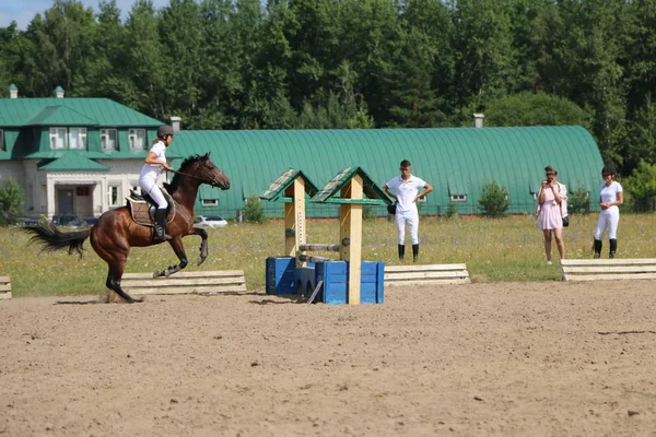 Yoshkar-Ola, RUSSIA, 29 luglio 2018: Corse di cavalli e salti — Foto Stock