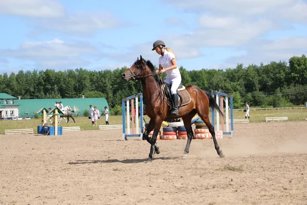 Yoshkar-Ola, RUSSIA, 29 de julho de 2018: Corrida de cavalos e salto — Fotografia de Stock