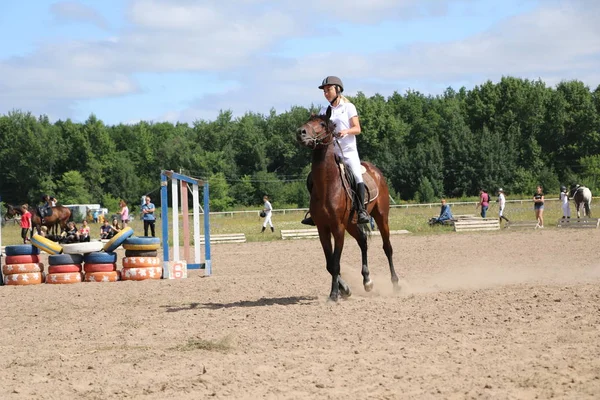 Yoshkar-Ola, Ryssland, 29 juli 2018: Hästkapplöpning och hoppa på — Stockfoto