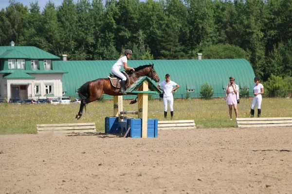 Yoshkar-Ola, RUSSIA, 29 de julho de 2018: Corrida de cavalos e salto — Fotografia de Stock