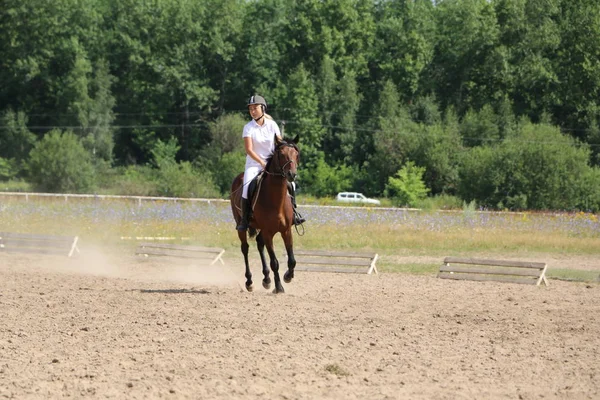 Yoshkar-Ola, Rusland, juli 29, 2018: Paardenrennen en springen op — Stockfoto