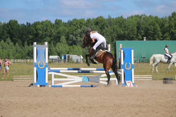 Yoshkar-Ola, Rusland, juli 29, 2018: Paardenrennen en springen op — Stockfoto