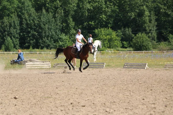 Yoshkar-Ola, RUSSIA, 29 de julho de 2018: Corrida de cavalos e salto — Fotografia de Stock