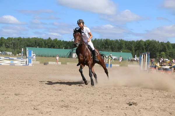 Yoshkar-Ola, RUSSIA, 29 de julho de 2018: Corrida de cavalos e salto — Fotografia de Stock