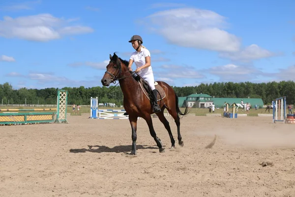 Yoshkar-Ola, RUSSIE, 29 juillet 2018 : Courses hippiques et sauts — Photo