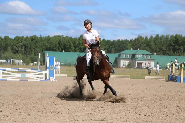 Yoshkar-Ola, RUSIA, 29 de julio de 2018: Carreras de caballos y saltos — Foto de Stock