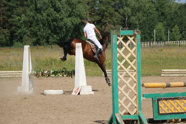 Yoshkar-Ola, RUSSIA, July 29, 2018: Horse racing and jumping on — Stock Photo, Image