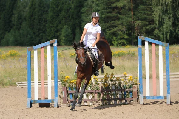 Yoshkar-Ola, RUSSIA, 29 de julho de 2018: Corrida de cavalos e salto — Fotografia de Stock