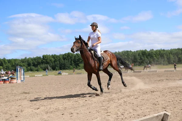 Yoshkar-Ola, RUSSIA, 29 de julho de 2018: Corrida de cavalos e salto — Fotografia de Stock