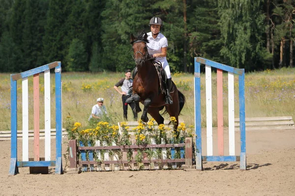 Yoshkar-Ola, RUSSIA, 29 de julho de 2018: Corrida de cavalos e salto — Fotografia de Stock