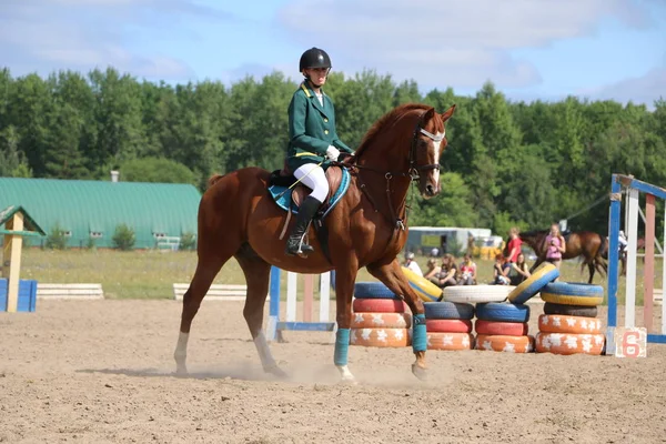 Yoshkar-Ola, Ryssland, 29 juli 2018: Hästkapplöpning och hoppa på — Stockfoto
