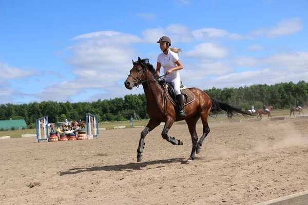 Yoshkar-Ola, RUSSIA, July 29, 2018: Horse racing and jumping on — Stock Photo, Image