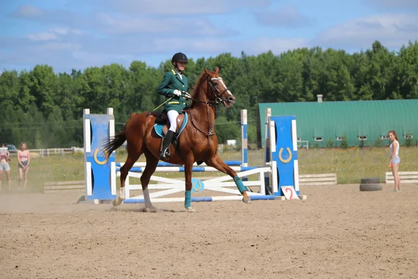 Yoshkar-Ola, RUSSIA, 29 de julho de 2018: Corrida de cavalos e salto — Fotografia de Stock