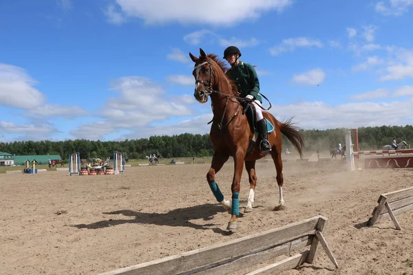 Yoshkar-Ola, RUSIA, 29 de julio de 2018: Carreras de caballos y saltos — Foto de Stock