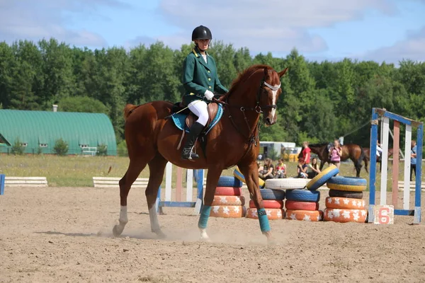 Yoshkar-Ola, Ryssland, 29 juli 2018: Hästkapplöpning och hoppa på — Stockfoto