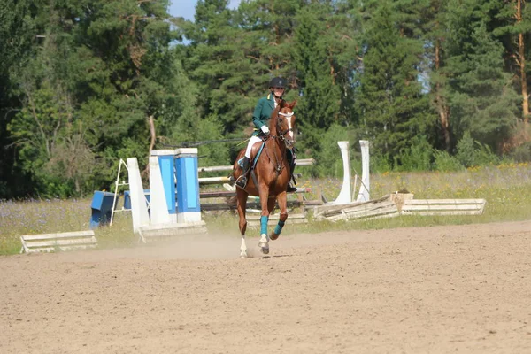 Yoshkar-Ola, Ryssland, 29 juli 2018: Hästkapplöpning och hoppa på — Stockfoto