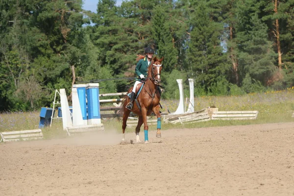 Yoshkar-Ola, RUSSIA, 29 de julho de 2018: Corrida de cavalos e salto — Fotografia de Stock