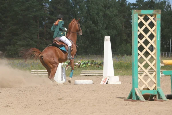 Yoshkar-Ola, Ryssland, 29 juli 2018: Hästkapplöpning och hoppa på — Stockfoto